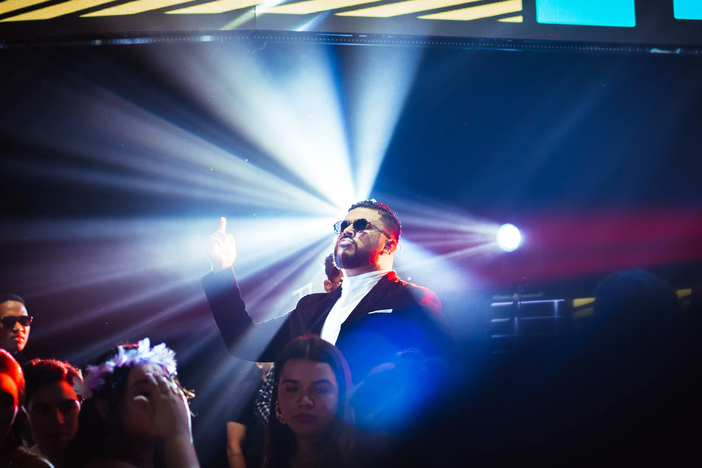 Teddy Barrera entre el público en una boda